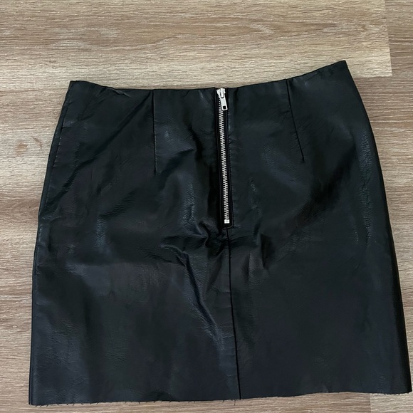 faux leather skirt - Picture 3 of 5